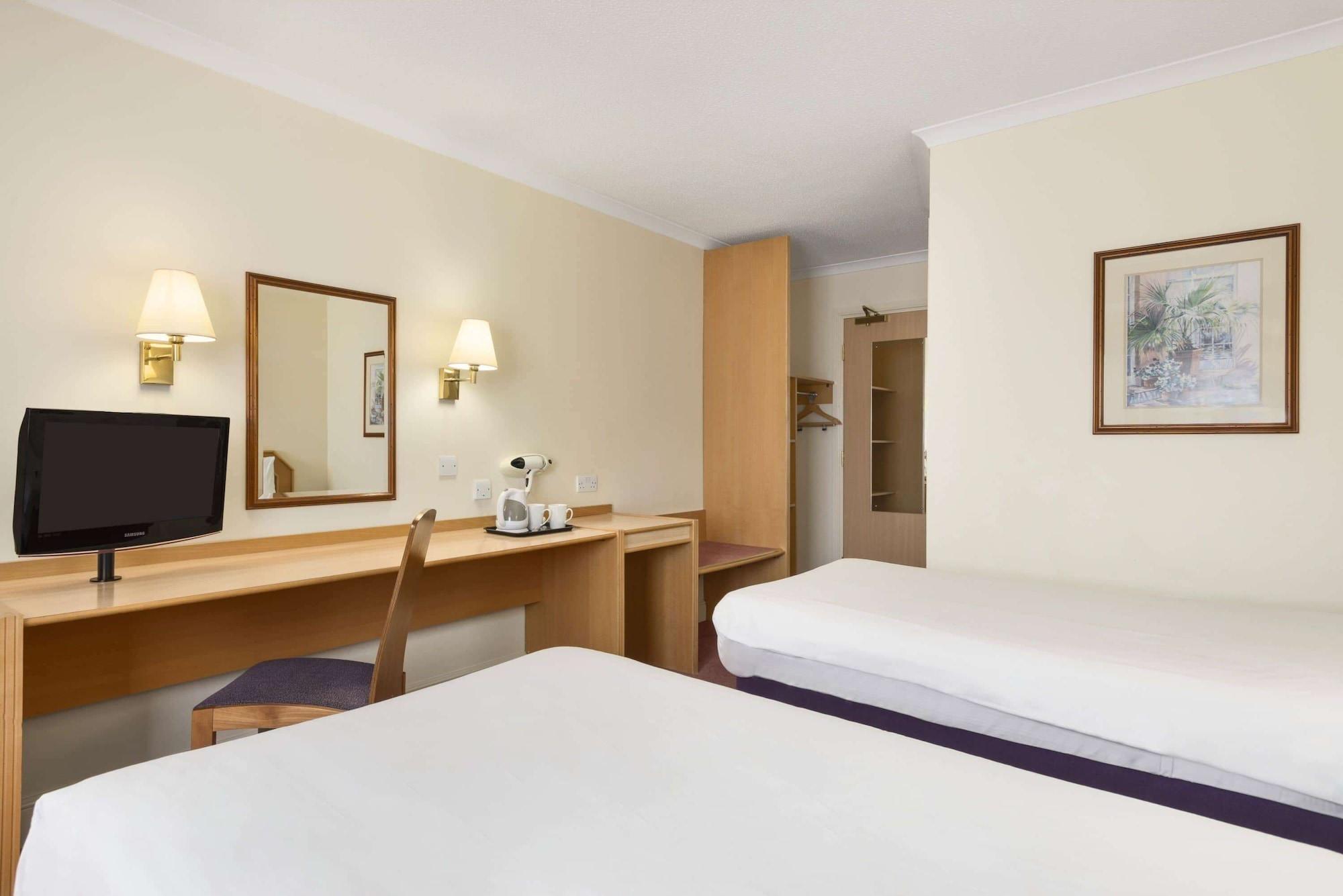 Super 8 By Wyndham Chester East Exterior foto
