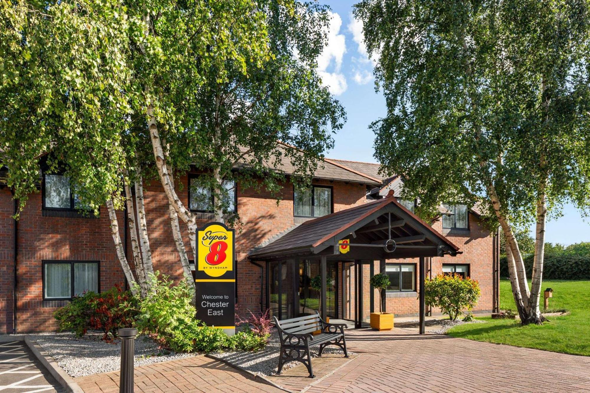 Super 8 By Wyndham Chester East Exterior foto