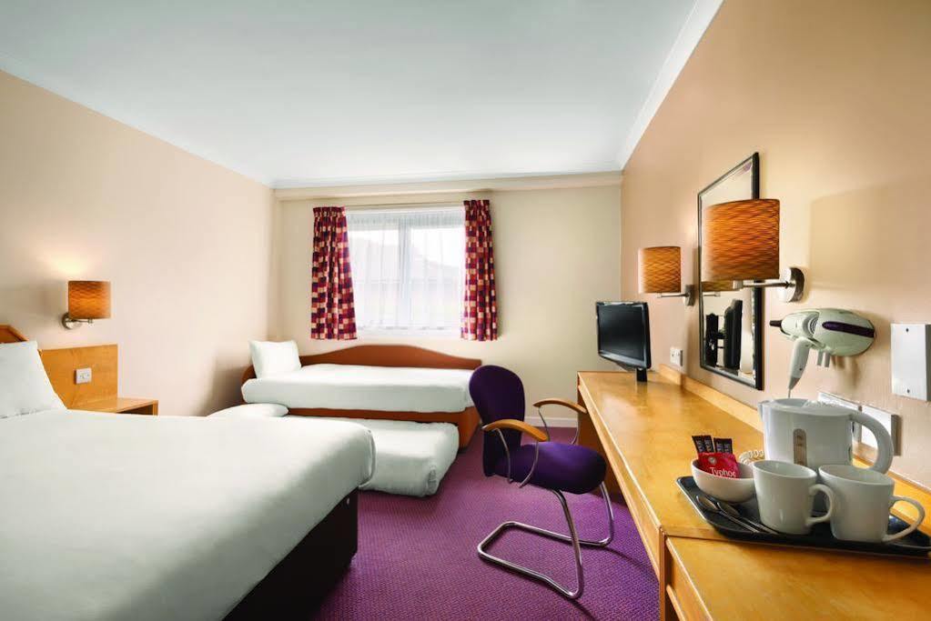 Super 8 By Wyndham Chester East Exterior foto