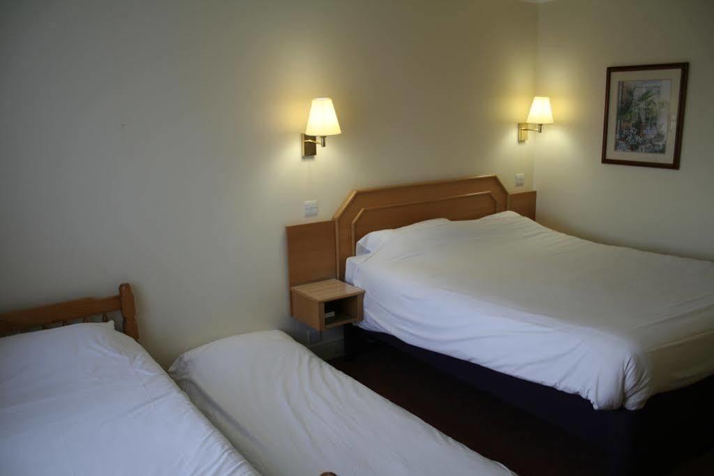 Super 8 By Wyndham Chester East Exterior foto